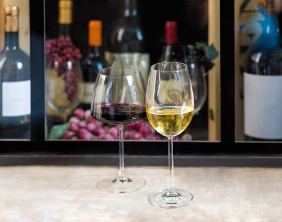 Does Opening a Bottle Mean Decanting? The Secret Behind Letting Wine “Breathe”