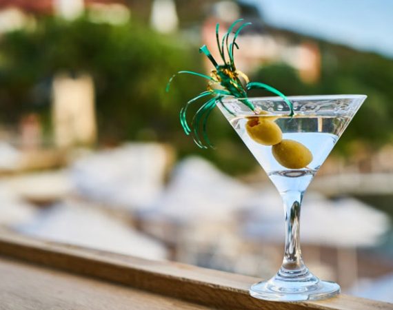 How to Properly Enjoy the King of Cocktails: The Ultimate Beginner’s Guide to Ordering and Tasting a Martini with Style