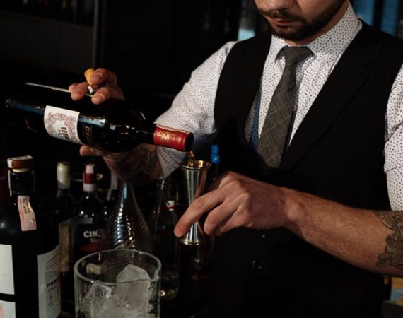 Spot Bartending Mastery in One Second! How to Assess Cocktail Quality via Ice, Glassware, and Technique